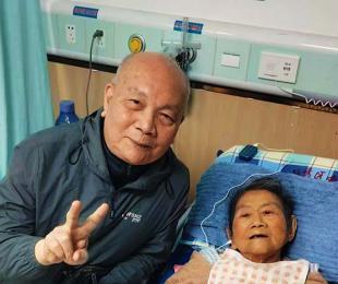 探望病榻中的周惠梅恩师(张伟中)